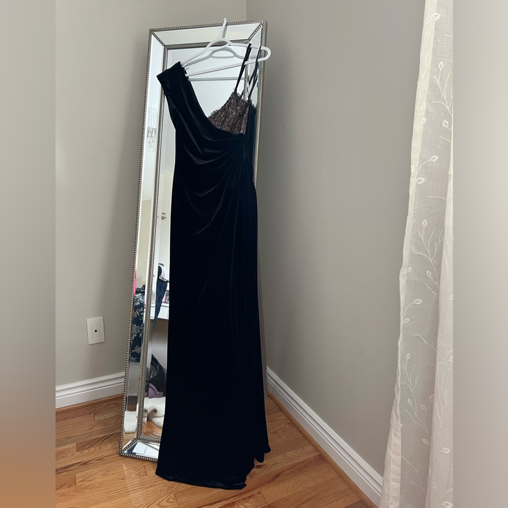 BCBGMAXAZRIA FULL BODY LENGTH BLACK VELVET GOWN WITH LACE DETAILS